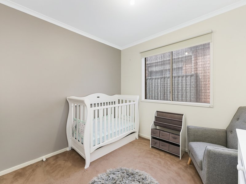 Photo - 24 Mossman Drive, Cranbourne East VIC 3977 - Image 11