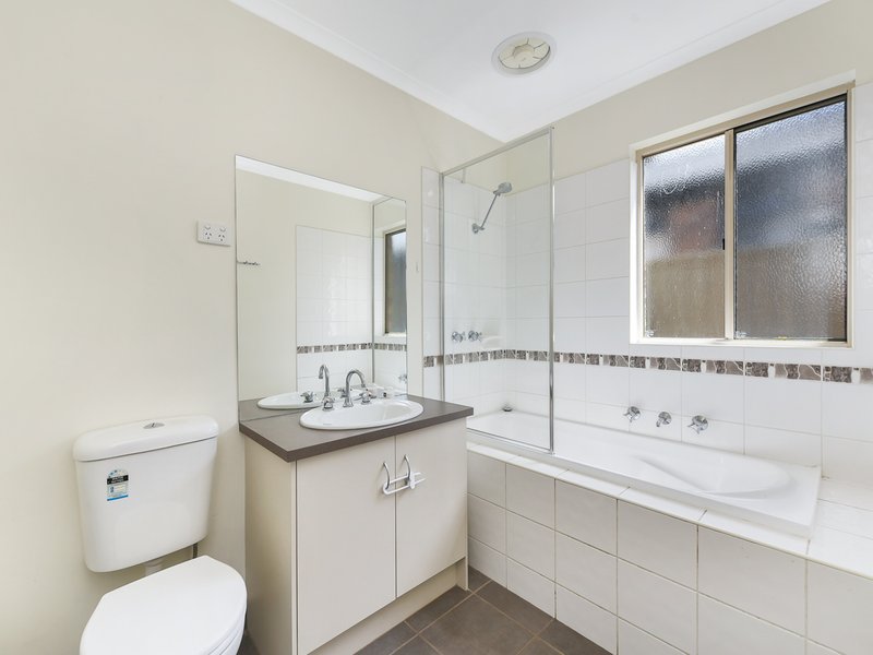 Photo - 24 Mossman Drive, Cranbourne East VIC 3977 - Image 12