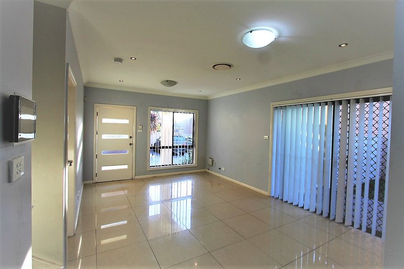 Photo - 2/4 Newton Road, Blacktown NSW 2148 - Image 3