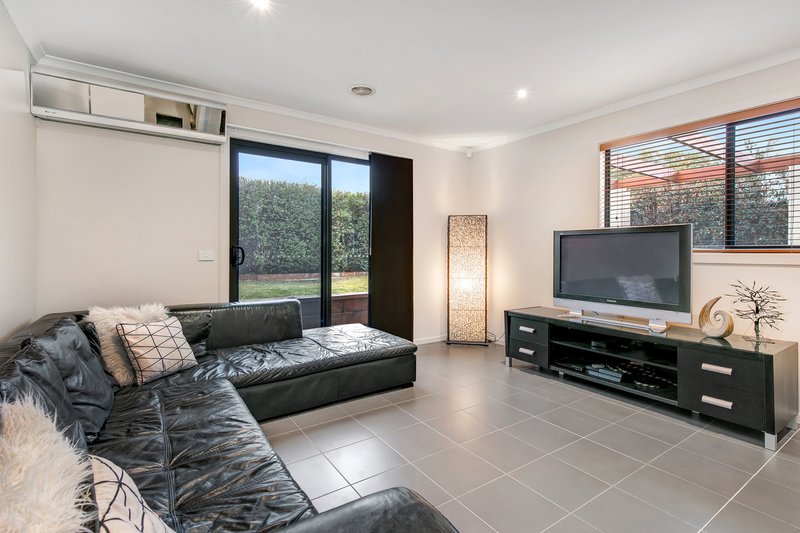 Photo - 24 Pankhurst Promenade, Point Cook VIC 3030 - Image 10
