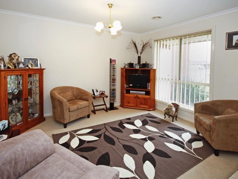 Photo - 24 Paramount Crescent, St Albans Park VIC 3219 - Image 6