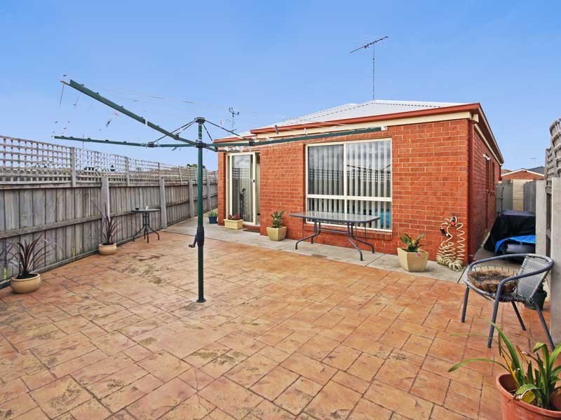 Photo - 24 Paramount Crescent, St Albans Park VIC 3219 - Image 8