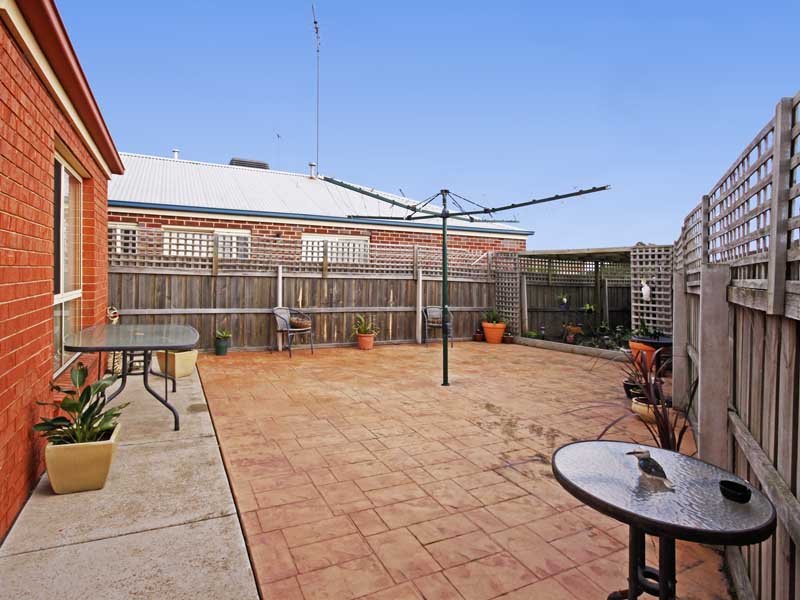 Photo - 24 Paramount Crescent, St Albans Park VIC 3219 - Image 9