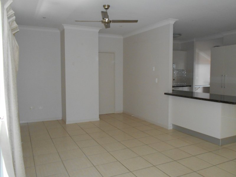 Photo - 2/4 Parker Street, Ayr QLD 4807 - Image 4