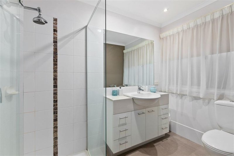 Photo - 24 Paxton Drive, Glen Waverley VIC 3150 - Image 7