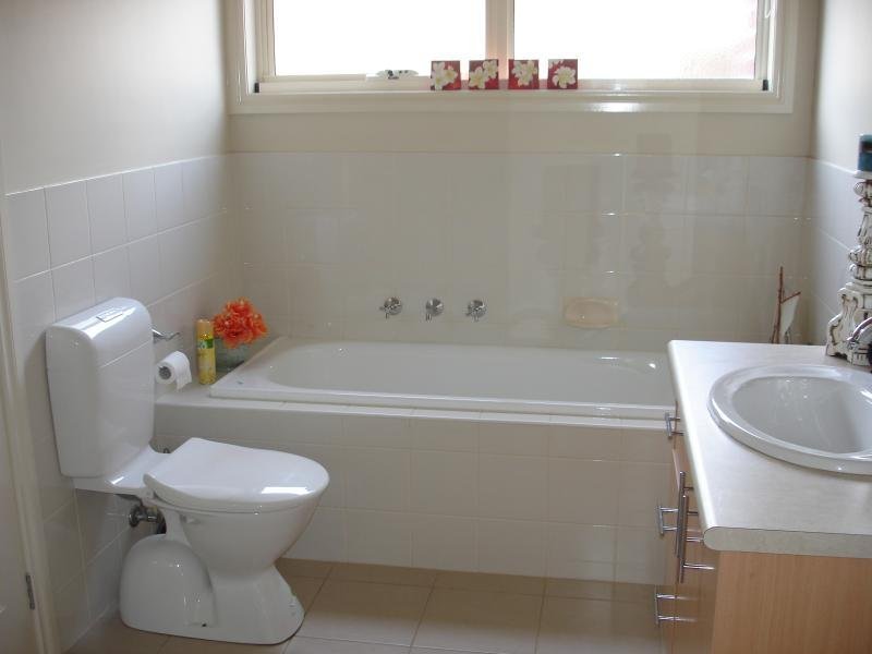 Photo - 2/4 Persimmon Place, Werribee VIC 3030 - Image 2