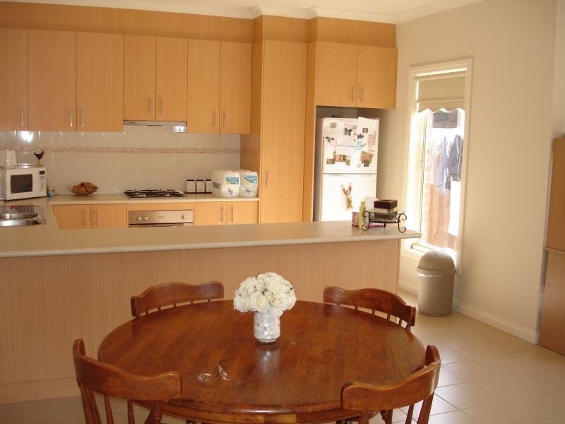 Photo - 2/4 Persimmon Place, Werribee VIC 3030 - Image 4