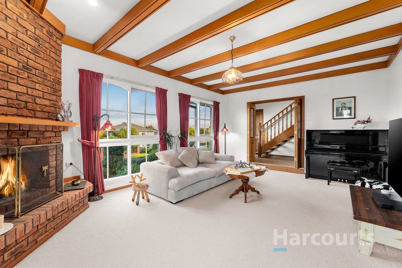 Photo - 24 Quixley Grove, Wantirna VIC 3152 - Image 3