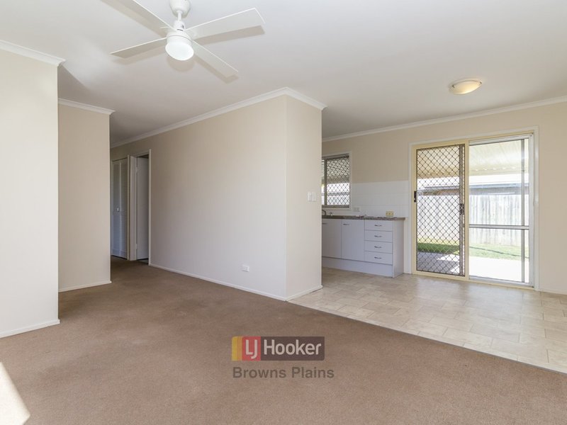 Photo - 24 Regency Drive, Regents Park QLD 4118 - Image 3