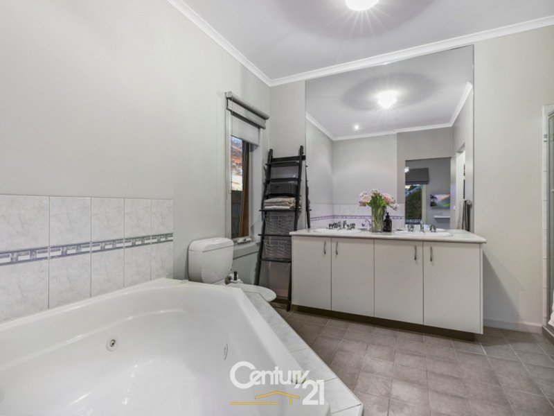 Photo - 24 Riddell Grove, Pakenham VIC 3810 - Image 5