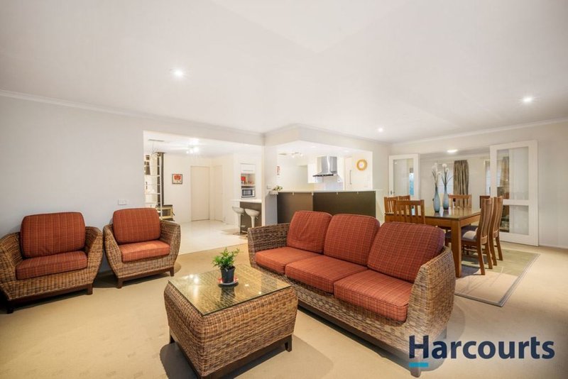 Photo - 24 Roxburgh Road, Wantirna VIC 3152 - Image 4