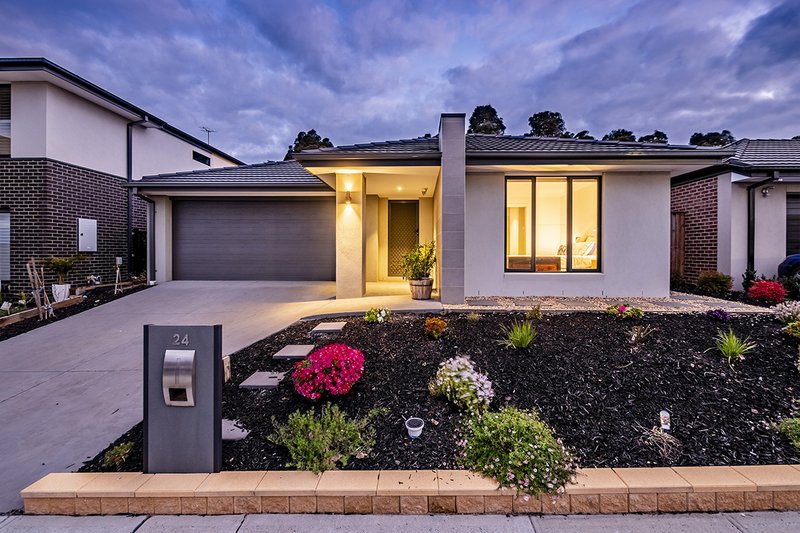 24 Royaloak Crescent, Cranbourne East VIC 3977