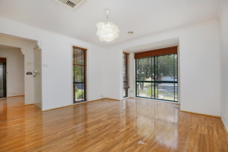 Photo - 24 Rutherford Way, Roxburgh Park VIC 3064 - Image 3