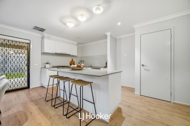 Photo - 24 Saint Gwinear Lane, Cranbourne North VIC 3977 - Image 9