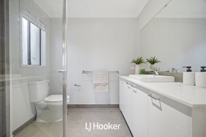 Photo - 24 Saint Gwinear Lane, Cranbourne North VIC 3977 - Image 11