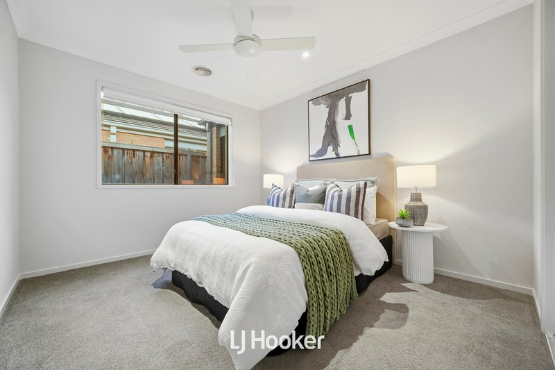 Photo - 24 Saint Gwinear Lane, Cranbourne North VIC 3977 - Image 12