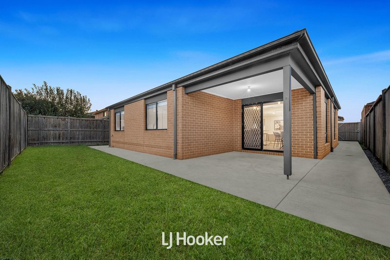 Photo - 24 Saint Gwinear Lane, Cranbourne North VIC 3977 - Image 16