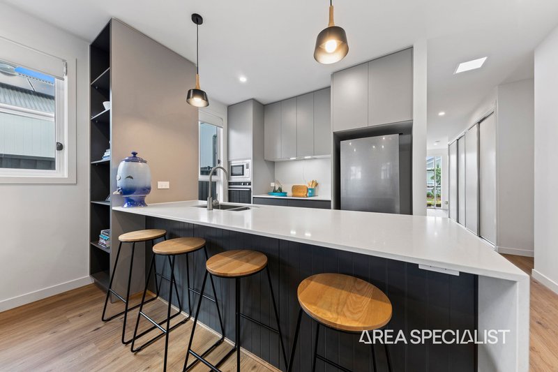 Photo - 24 Santa Cruz Way, Berwick VIC 3806 - Image 3