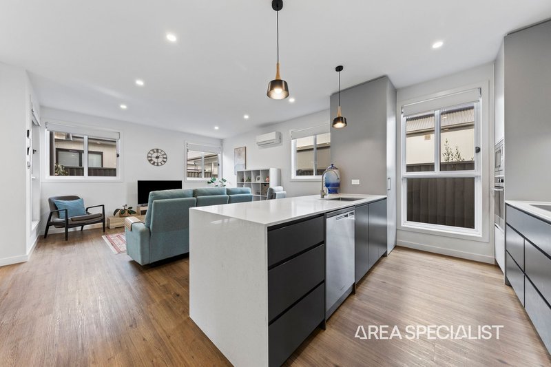 Photo - 24 Santa Cruz Way, Berwick VIC 3806 - Image 4