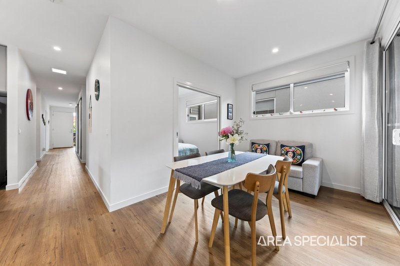 Photo - 24 Santa Cruz Way, Berwick VIC 3806 - Image 5
