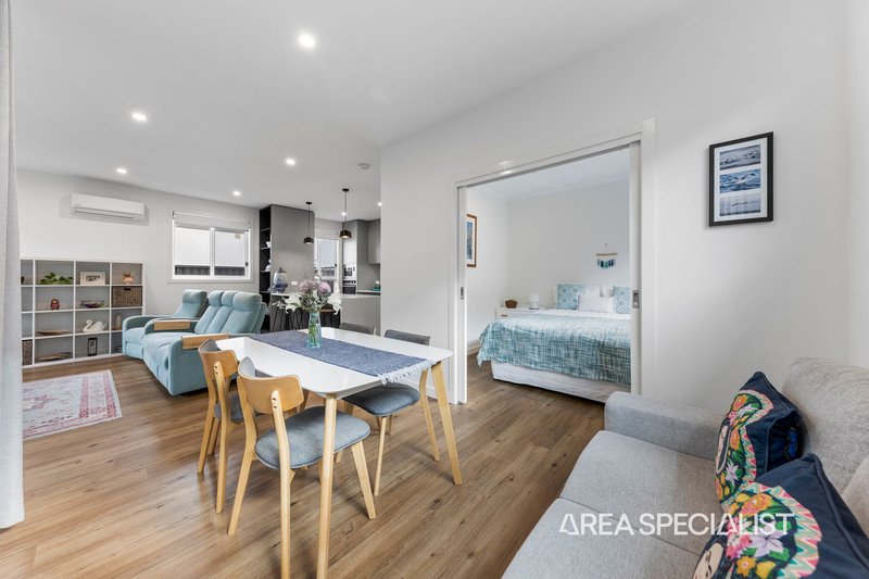 Photo - 24 Santa Cruz Way, Berwick VIC 3806 - Image 6