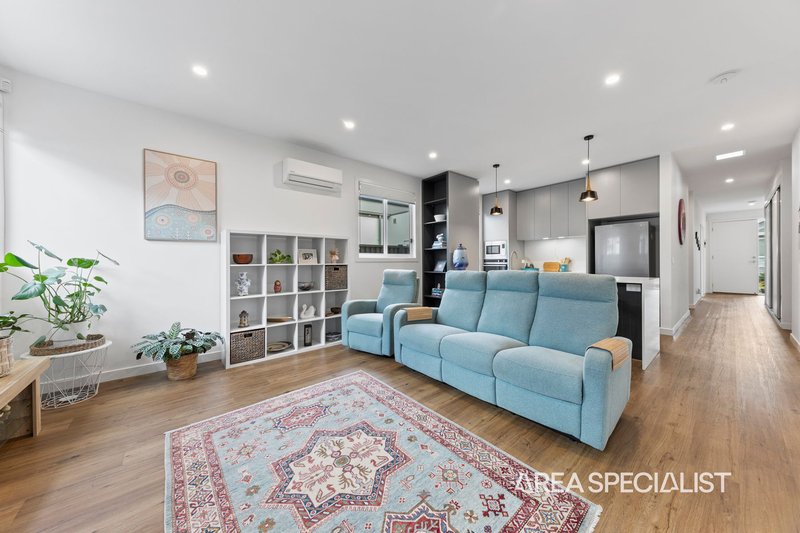 Photo - 24 Santa Cruz Way, Berwick VIC 3806 - Image 8