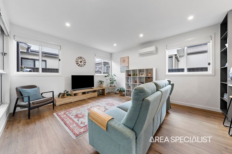 Photo - 24 Santa Cruz Way, Berwick VIC 3806 - Image 9