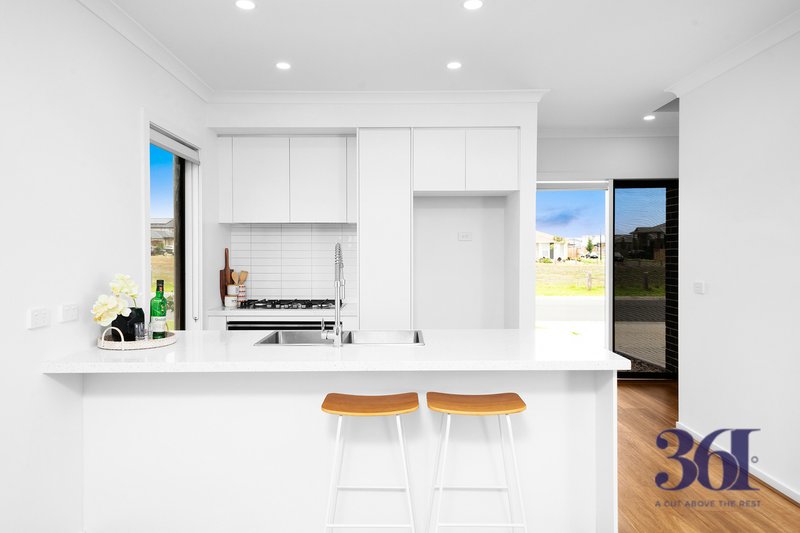 Photo - 24 Saran Crescent, Deanside VIC 3336 - Image 5