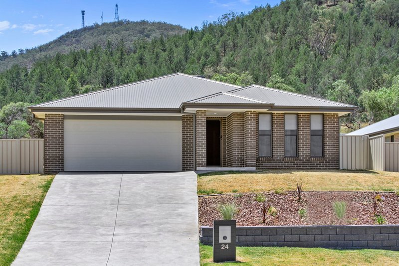 24 Scarborough Close, Tamworth NSW 2340