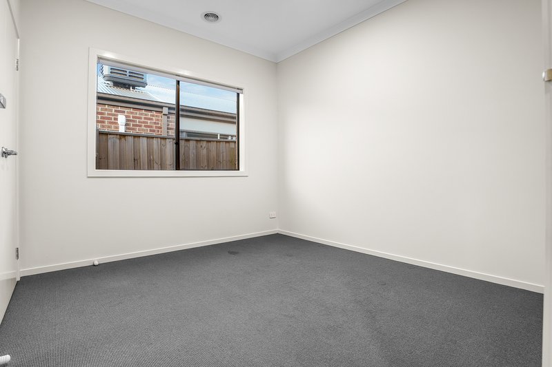 Photo - 24 Seahawk Crescent, Clyde North VIC 3978 - Image 10