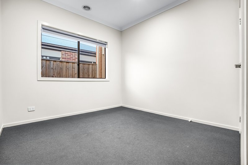 Photo - 24 Seahawk Crescent, Clyde North VIC 3978 - Image 11