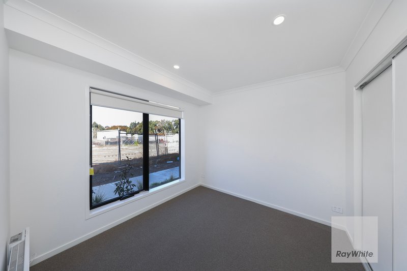 Photo - 24 Shingleback Walk, Mickleham VIC 3064 - Image 6