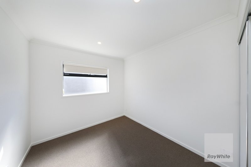 Photo - 24 Shingleback Walk, Mickleham VIC 3064 - Image 11