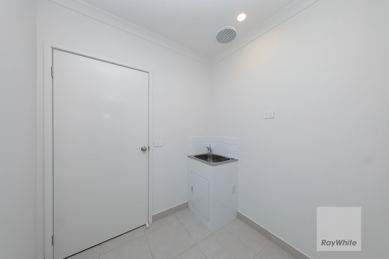 Photo - 24 Shingleback Walk, Mickleham VIC 3064 - Image 12