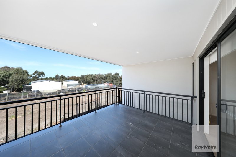 Photo - 24 Shingleback Walk, Mickleham VIC 3064 - Image 13