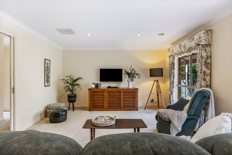 Photo - 24 Stirling Drive, Lake Gardens VIC 3355 - Image 9