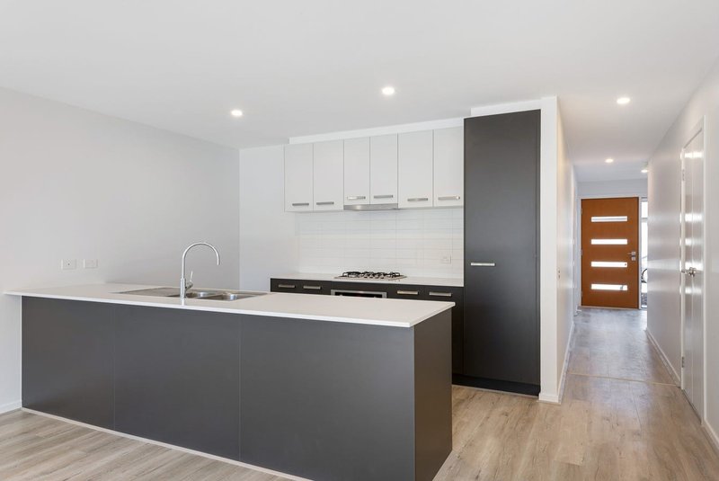 Photo - 24 Stonewood Circuit, Hadfield VIC 3046 - Image 2