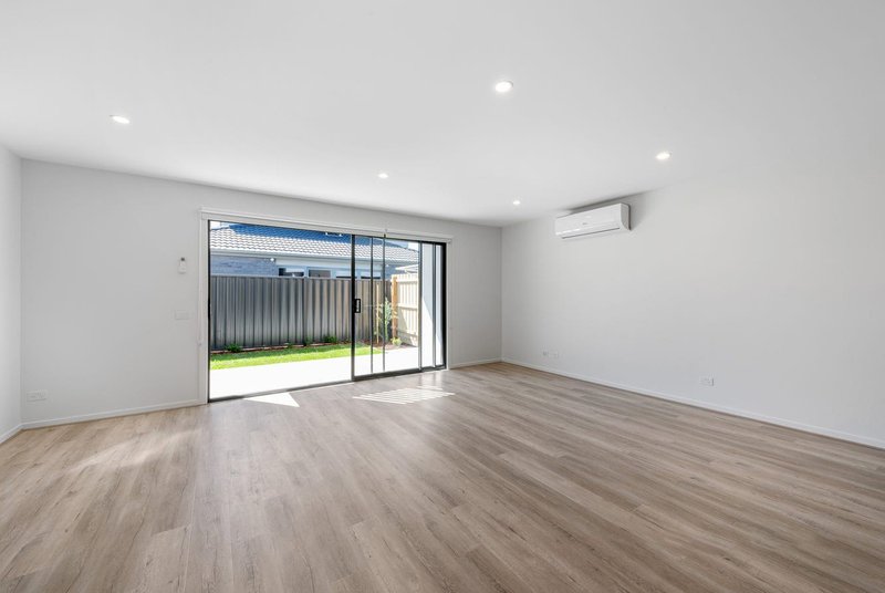 Photo - 24 Stonewood Circuit, Hadfield VIC 3046 - Image 4