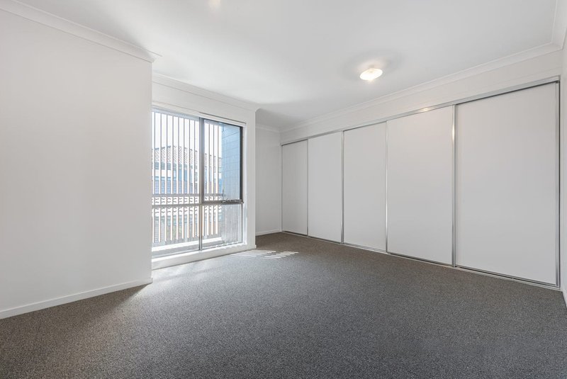 Photo - 24 Stonewood Circuit, Hadfield VIC 3046 - Image 5