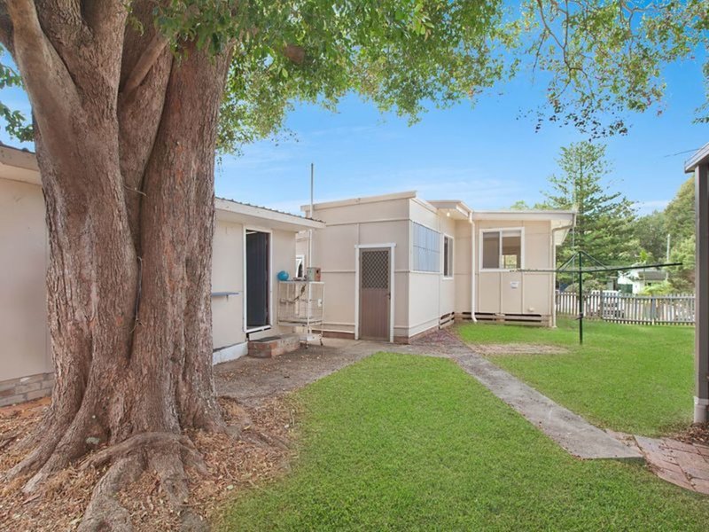 Photo - 24 Sunrise Avenue, Budgewoi NSW 2262 - Image 4