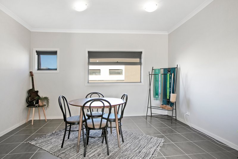 Photo - 24 Swagman Walk, Wollert VIC 3750 - Image 2