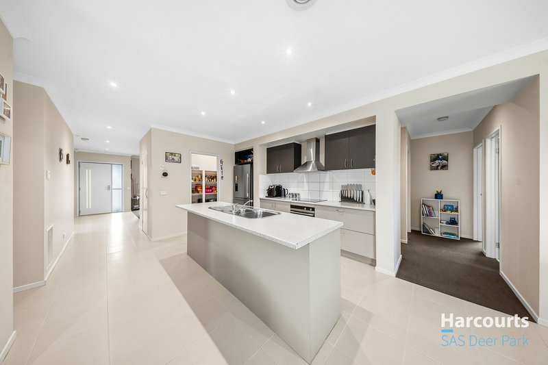 Photo - 24 Tonbridge Circle, Derrimut VIC 3026 - Image 2
