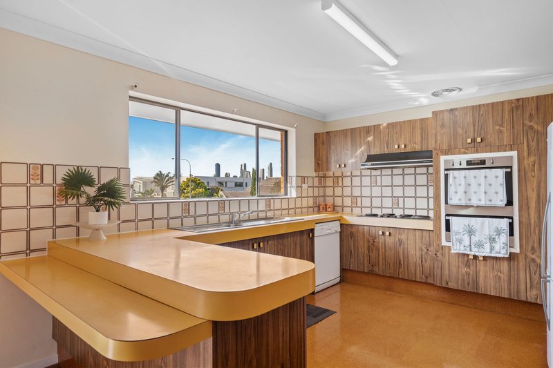 Photo - 24 Tosti Street, Sorrento QLD 4217 - Image 6