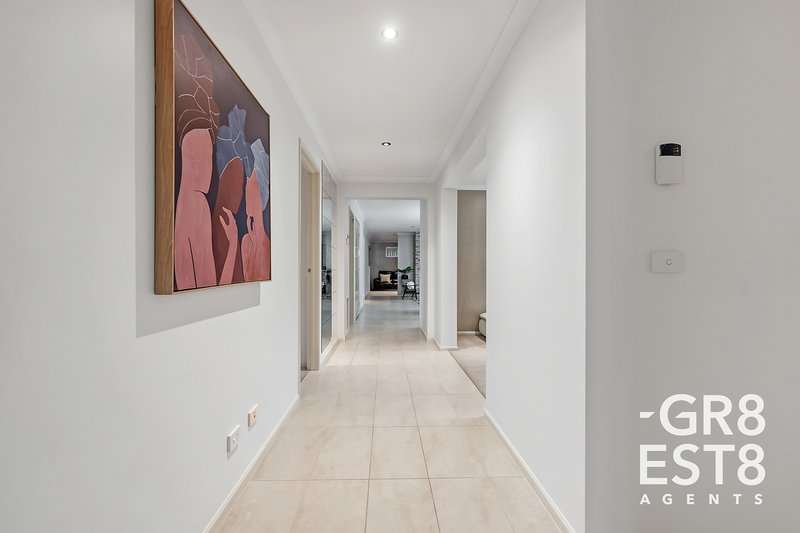 Photo - 24 Von Nida Drive, Cranbourne North VIC 3977 - Image 3