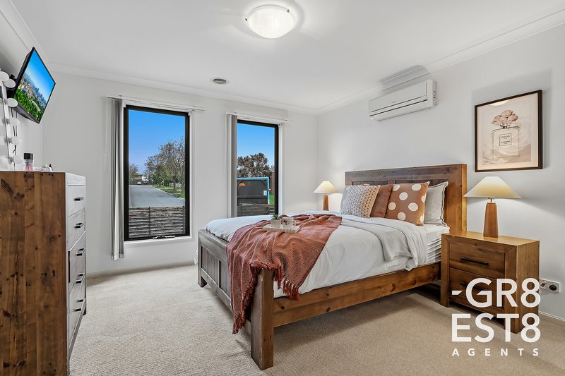 Photo - 24 Von Nida Drive, Cranbourne North VIC 3977 - Image 4