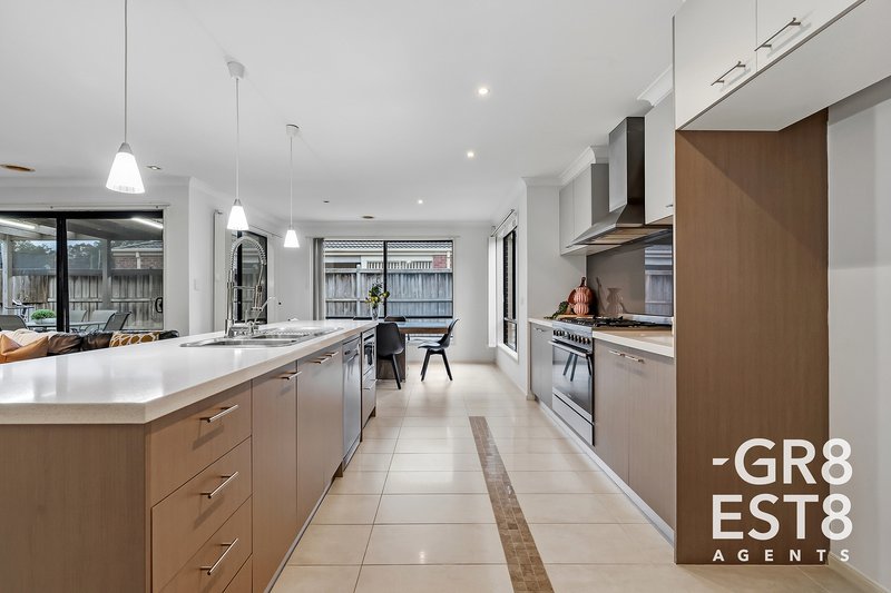 Photo - 24 Von Nida Drive, Cranbourne North VIC 3977 - Image 8