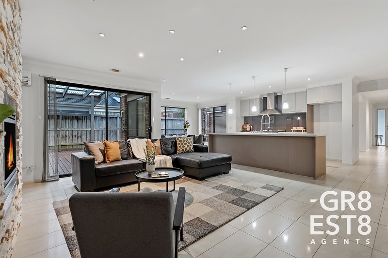 Photo - 24 Von Nida Drive, Cranbourne North VIC 3977 - Image 12