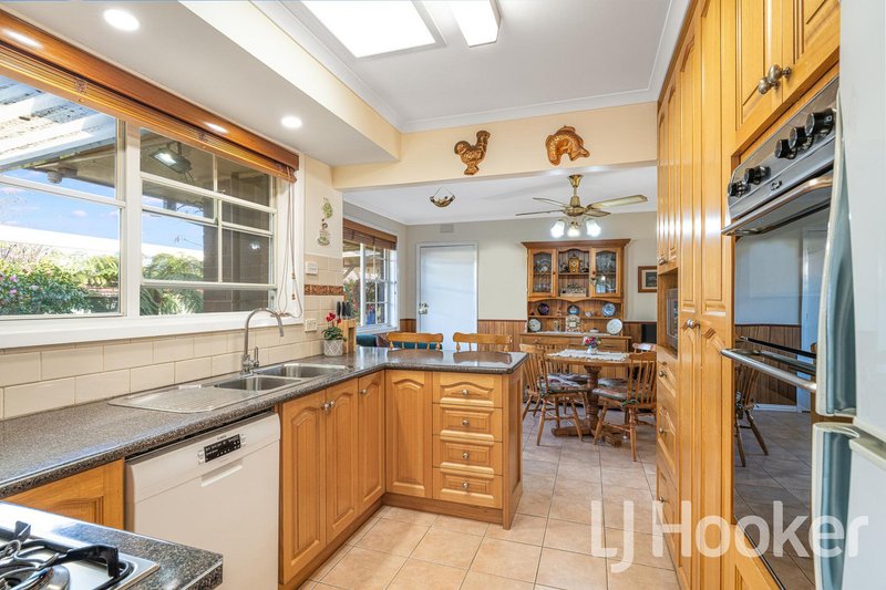 Photo - 24 Warrenwood Avenue, Hoppers Crossing VIC 3029 - Image 6