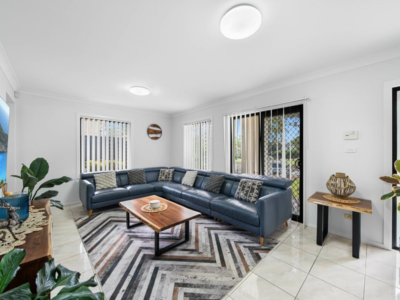 Photo - 24 Wingate Avenue, West Hoxton NSW 2171 - Image 2