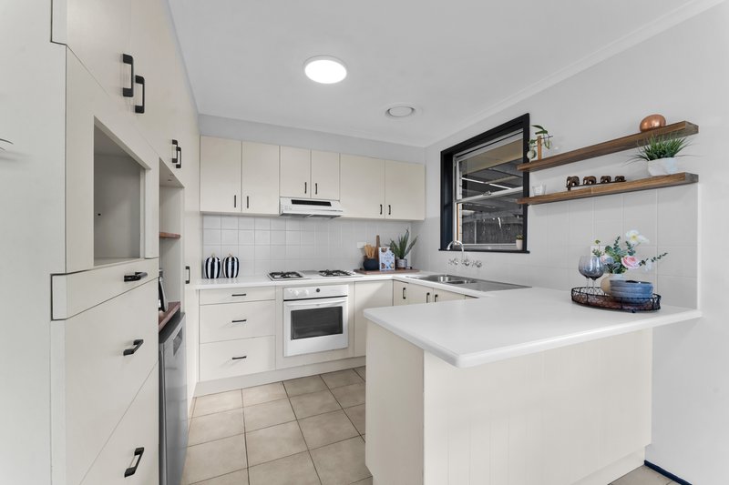 Photo - 24 Wirilda Crescent, Frankston North VIC 3200 - Image 8